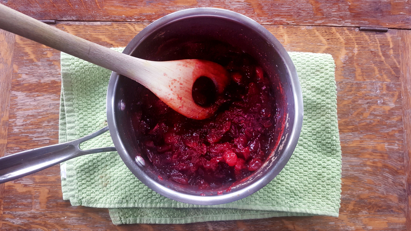 Illustration for article titled Keep the gelatinous monstrosity off my Thanksgiving table and make real cranberry sauce